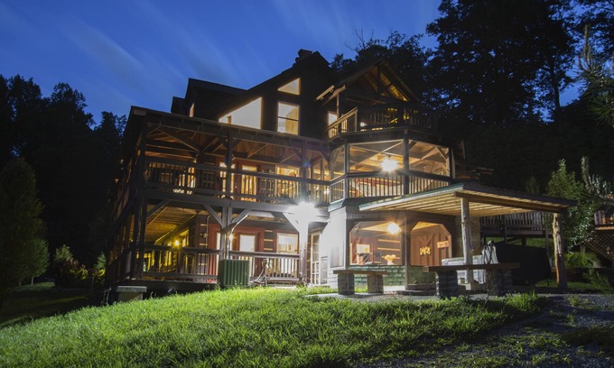 Wears Valley Cabin | Christmas decor, ez access, no curves, arcade, huge yard , Families love Us !