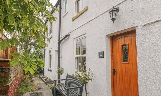Swainby Cottage | CHUCKLE COTTAGE, pet friendly, character holiday cottage in Swainby