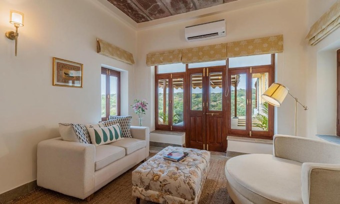 Menar Hotel | Chunda Shikar Oudi