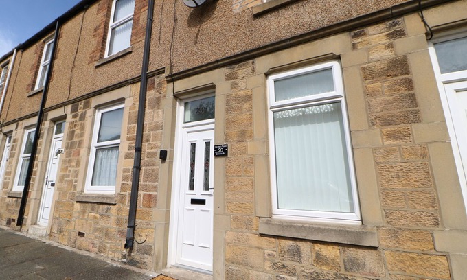 Seaton Sluice Apartment | CICELY'S PLACE, pet friendly, country holiday cottage in Newcastle