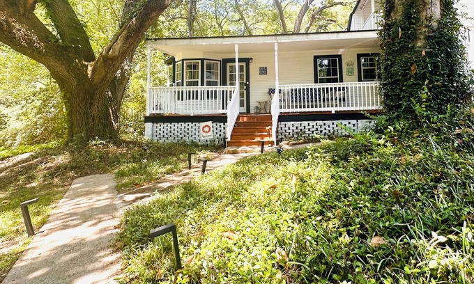 Laurel Cottage | Cici's Guest House Top rated stay in Laurel