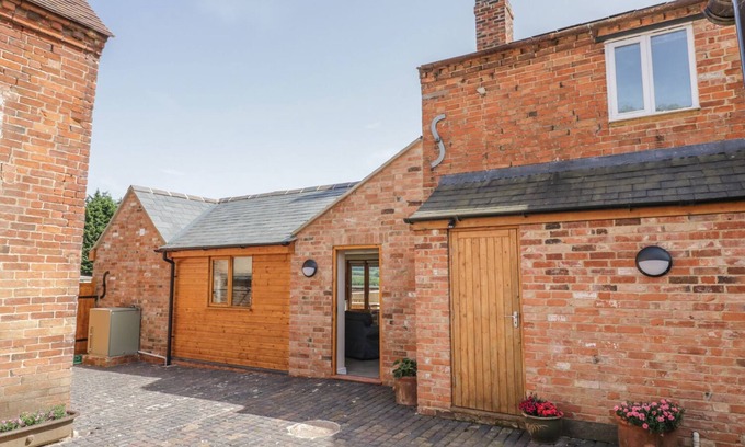 Stratford-upon-Avon Cottage | CIDER COTTAGE, romantic, with a garden in Clifford Chambers