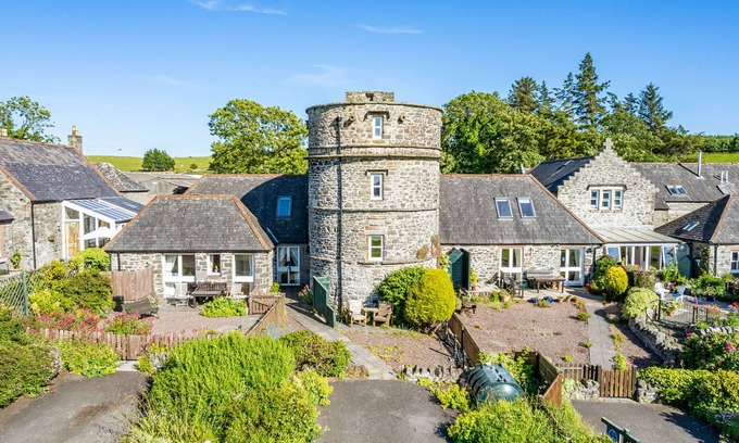 Kirkcudbright Cottage | Cider Tower - a cottage that sleeps 2 guests in 1 bedroom