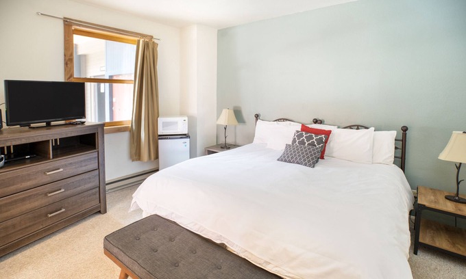 Telluride Hotel | Cimarron Lodge 50 by AvantStay | Ski-In/Ski-Out Property w/Two Hot Tubs!