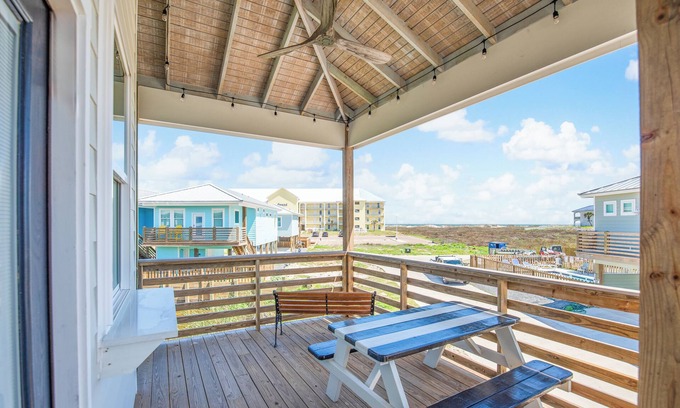 Port Aransas House | Cinema Shores – Ocean Views & Golf Cart!