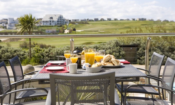 Newquay Apartment | Cinq 5 Zinc is a contemporary and inviting two-bedroom apartment
