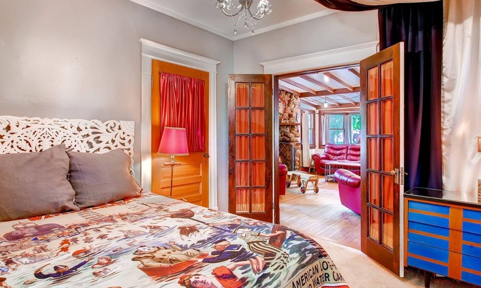 Broadmoor House | Circus Themed Stay: family, creekside, big trees, patio, gas fireplace, foosball