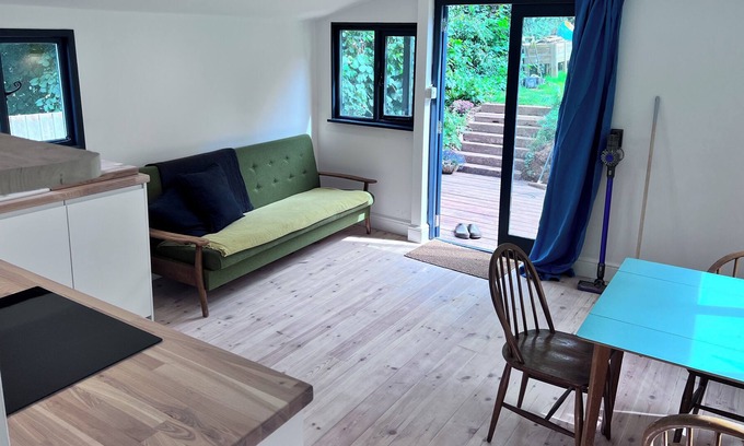 Ide Cabin | City Cabin w/ Cathedral Views, Private Deck/garden & Green Lane Walks to Pubs
