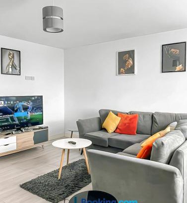 Hull Old Town Apartment | City Centre 2 Bedroom Flat Ideal For Contractors, Families By Hush Haven Homes Short Lets and Serviced Accommodation