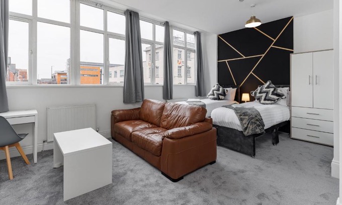 Middlesbrough Apartment | City Centre Studio 4 with Kitchenette, Free Wifi and Smart TV by Yoko Property