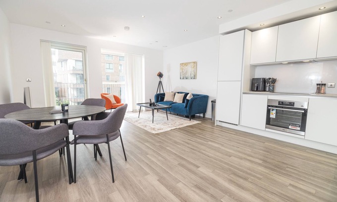Royal Docks Apartment | City Escape - Royal Wharf 2 Bed