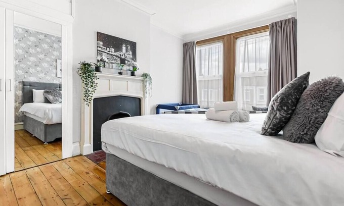 Lewisham House | City Escape: Sleek and Comfy 3 BR House w/Garden