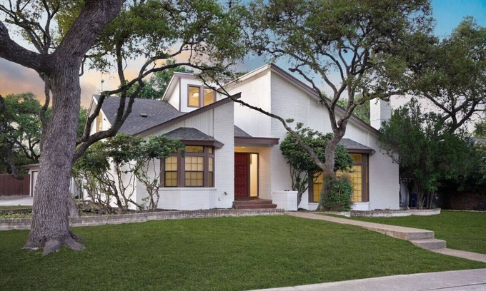Whispering Oaks House | City Gem w/Pool | MovieTheater&PuttPutt