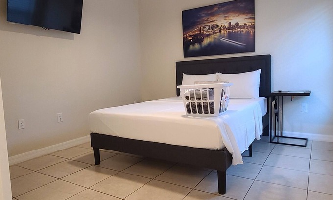 Lakeland House | City Lights Queen Bedroom with Shared Lavatory