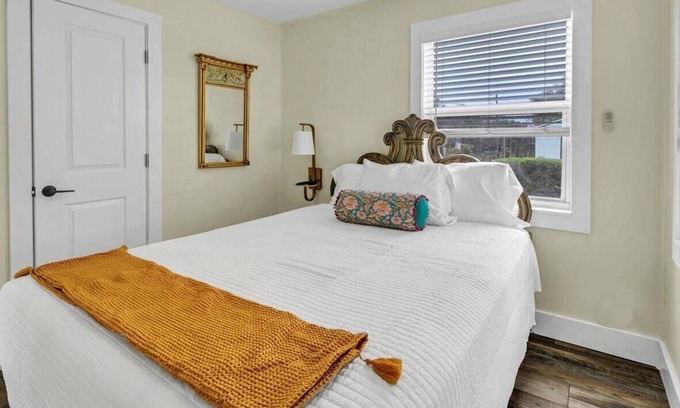 Safety Harbor House | City Meets Coast 2BR Haven + Quick Wi-Fi