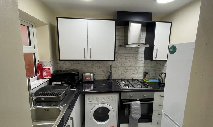 Edgbaston Apartment | City Road Birmingham Apartment from Oofy, en-suite sleeps 4 - Apt 1