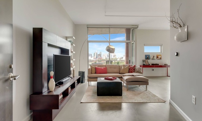 East Nashville Condo | City Skyline views from this light filled 1bd 1.5 bath condo!
