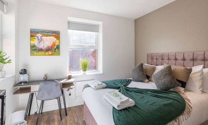Ealing Apartment | City Studio: TV & Amenities