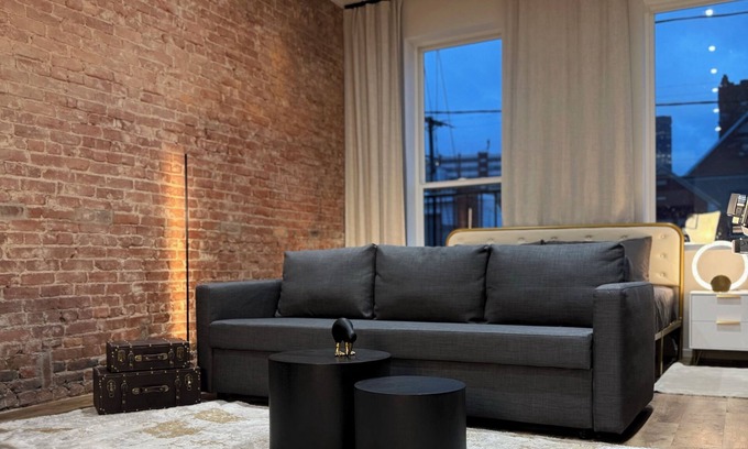 Pittsburgh Apartment | City View KING bed Free parking Chic Escape