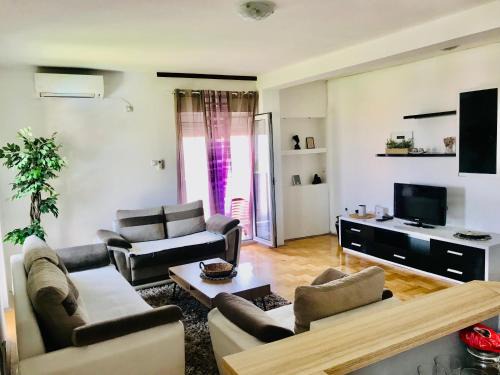 Nis Apartment | City view & pool apartment