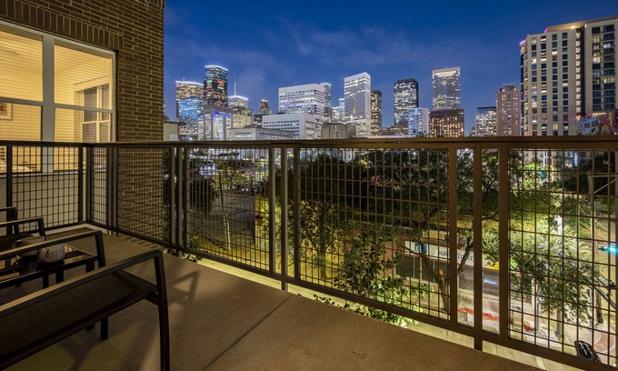 Central Business District Apartment | City views Luxury Downtown Houston Unit - 5 min walk to Toyota Center