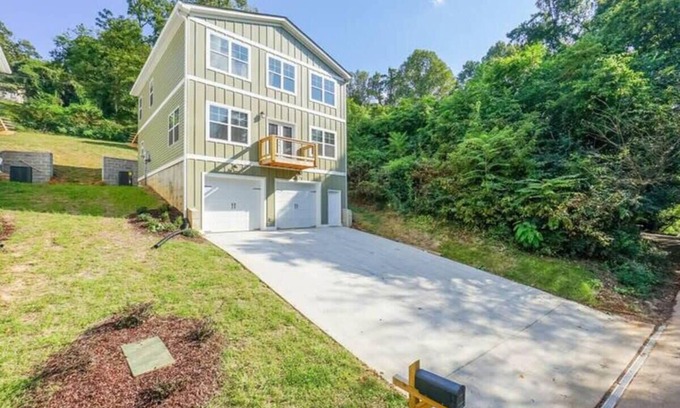 Chattanooga House | Cityscape Haven at Missionary Ridge with a hot tub