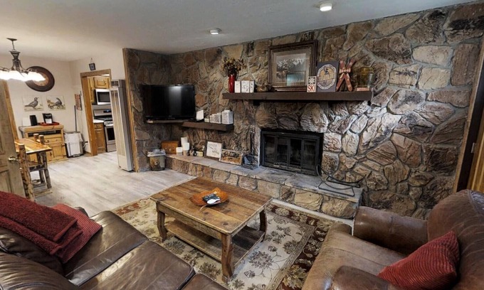 Red River Cabin | CJ A-Frame 3 - In Town - Ski In/Ski Out - Free WiFi - Cable - Hot Tub - Washer/D
