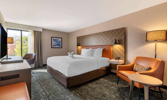 Nashua Hotel | Clarion Inn Nashua