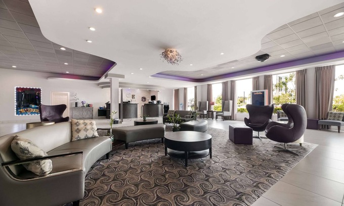 Florida Center Hotel | Clarion Inn & Suites Across From Universal Orlando Resort