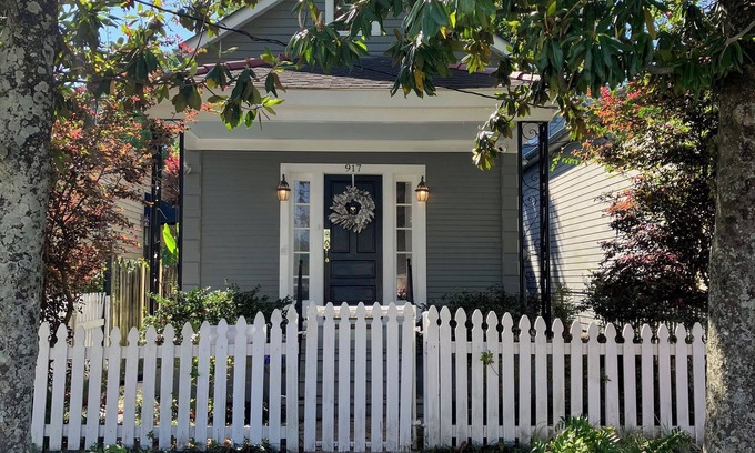 Leonidas House | Classic 2bd/1ba Carrollton Cottage near Streetcar line & River