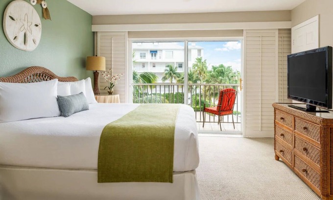 Marco Island Hotel | Classic 2BR Suite at Olde Marco Inn w/Kitchen + Spacious Living Area