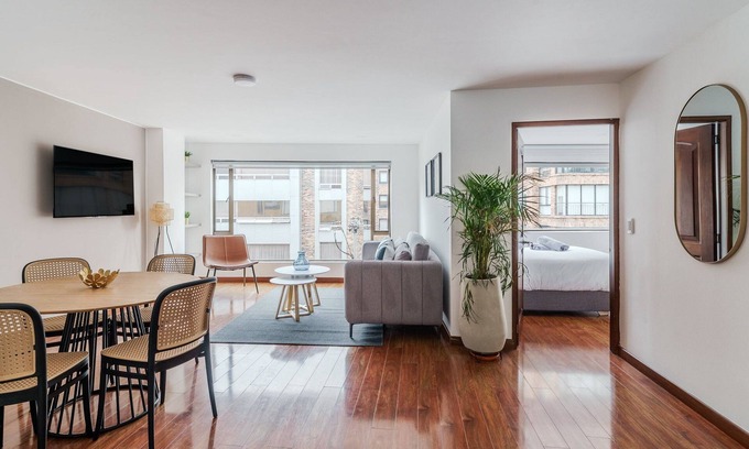 Chapinero House | Classic 3BR @Commercial zone near Zona G