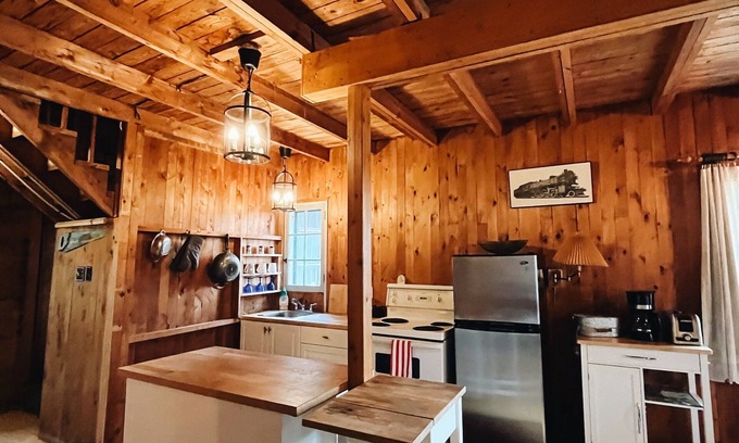 Chelsea Cottage | Classic Chelsea Cottage on the Gatineau River and along the famous Chelsea Trail