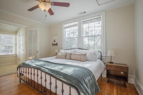 Athens Hotel | Classic City Apartment w Firepit
