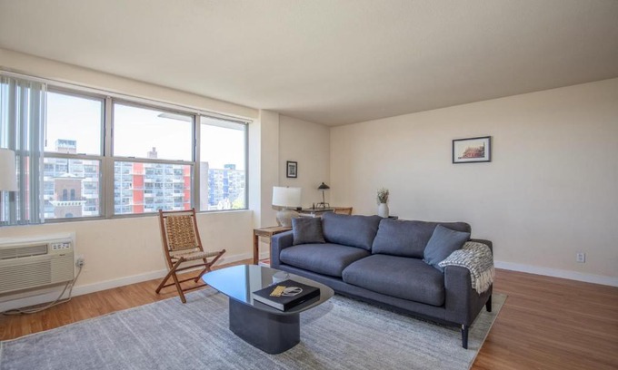 Downtown West Apartment | Classic DT 2BR with City View by Zencity