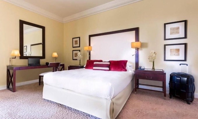 Garhoud House | Classic King Room Near Le Royal Club Dubai