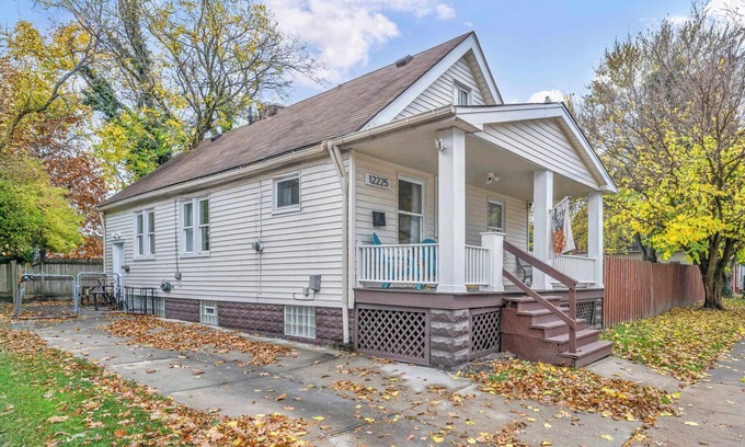 Lakewood House | Classic Lakewood 4BR Bungalow Near Edgewater Beach