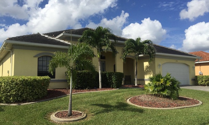 Pelican House | Classic Modern Villa Magical Sunset SW Cape Coral Best Location