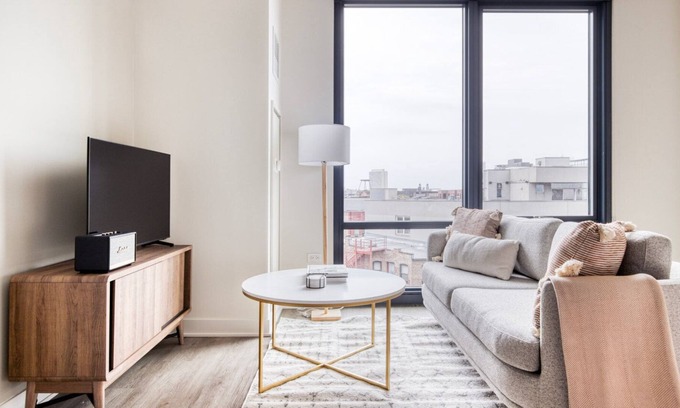 River West Apartment | Classic River West Studio w/ Gym, BBQ & Roof, nr Blue Line, by Blueground