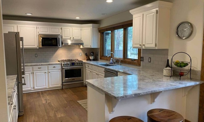 Sunriver House | Classic Sunriver Lodge - 12 SHARC passes included