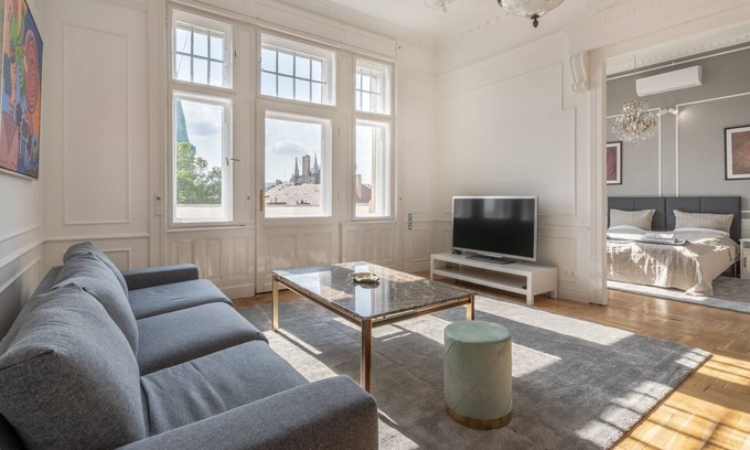 Nepszinhaz negyed Apartment | Classical apartment with a modern touch!
