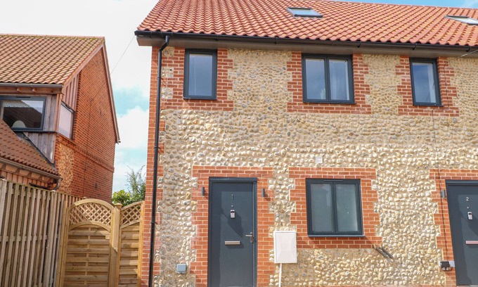 Docking Cottage | CLAVERING 1 BERNALEEN COTTAGES, pet friendly in Docking
