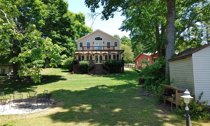 Ingles House | Claytor Lake Waterfront on Beach Drive