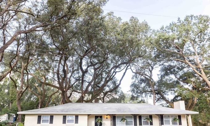 Brent House | Clean and Cozy, close to PCC
