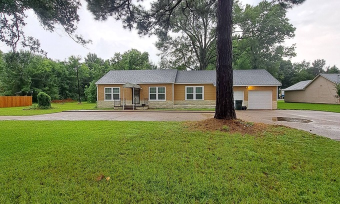 Shreveport House | Clean and Cozy Home Ready for Your Stay!
