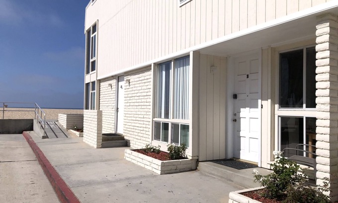 Balboa Peninsula Apartment | Clean Apartment adjacent to Beach