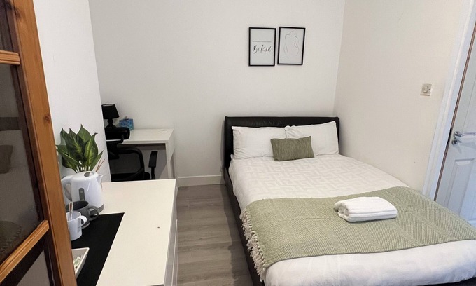 Coventry House | Clean comfortable double bed