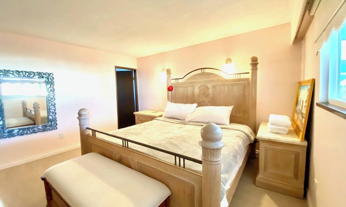 East Side House | Clean, Convenient, Airy Home. 30min transit/15min drive to YVR, Downtown, UBC.