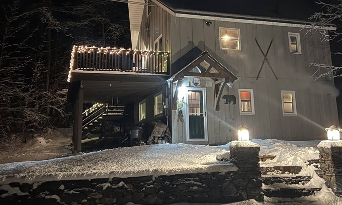 Mount Holly Ski Chalet | Clean cozy 5 bedroom Okemo Mtn ski house only 3.5 miles from Jackson Gore base!!