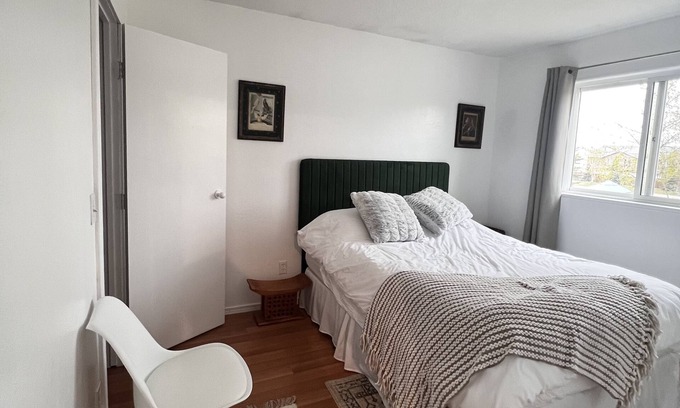 Abbott Loop House | Clean family home Pet friendly Central Anchorage close to UMED district & trails
